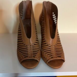 VINCE CAMUTO Brown Woven Peep Toe Sandals